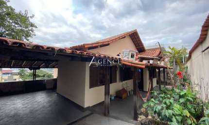 Casa com 3 quartos à venda na Rua Soares Nogueira, Camargos, Belo Horizonte