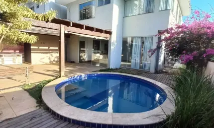Alugo casa com piscina alto padrão em condomínio em Macaé