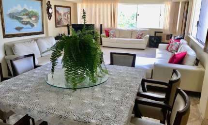Casa em condomínio fechado com 9 quartos à venda na Rua Jandiroba, Patamares, Salvador por R$ 2.590.000
