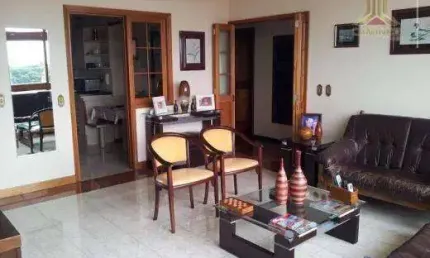 Perto do Colégio Farroupilha, vendo apartamento de três dormitórios