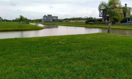 Terreno molhado no Ilhas Park Eldorado, lote molhado, tem os fundos e a lateral leste, voltadas para o lago.