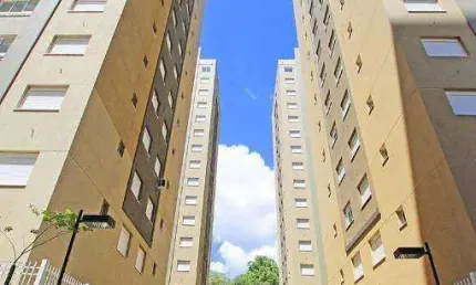 Vendo apartamento de três dormitórios com suíte e vaga de garagem, próximo a puc