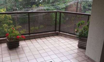 Vendo apartamento de três dormitórios e duas vagas, sacada ampla e arejada, na Lucas de Oliveira em Porto Alegre