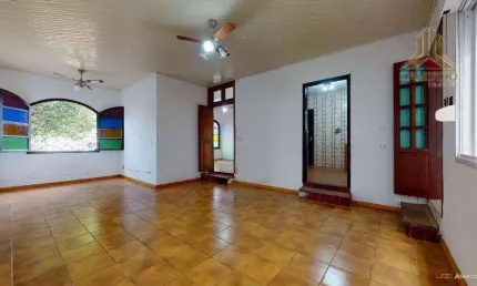 Caminho Imóveis vende casa de quatro dormitórios no Bairro Guarujá, Zona Sul de Porto Alegre