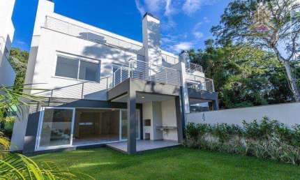 Caminho Imóveis vende casa de quatro dormitórios, em condomínio, com acesso direto ao Guaíba, Zona Sul de Porto Alegre RS