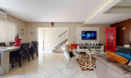 Vendo casa de três suítes e quatro vagas na Pedro Boticário em Porto Alegre