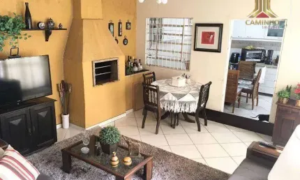 Vendo casa de três dormitórios com três vagas de garagem no Bairro Jardim Botânico em Porto Alegre RS