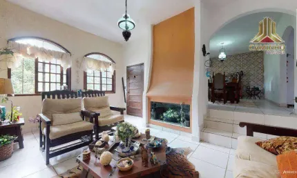 Vendo casa de três dormitórios na Zona Sul de Porto Alegre