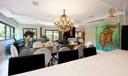 Um apartamentor por andar, finamente mobiliado e decorado, tem 335,65 m² de área privativa no Bairro Bela Vista em Porto Alegre