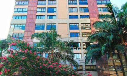 Vendo apartamento de quatro dormitórios e três vagas de garagem, bairro Petrópolis em Porto Alegre