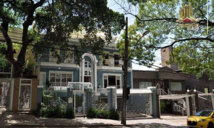 Fácil acesso ao Colegio Farroupilha, casa de quatro suítes e quatro vagas de garagem, no coração do Bairro Três Figueiras em Porto Alegre