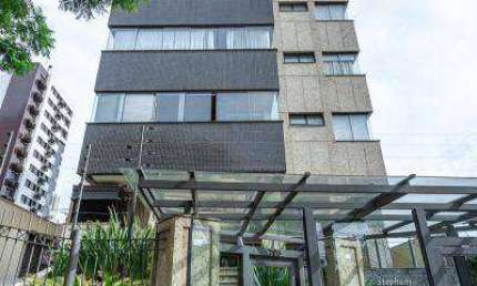 Na Cabral, Bairro Rio Branco, apartamento de três dormitórios, duas vagas, sacada, infra