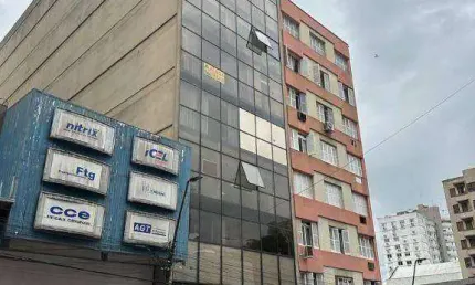 Vendo sala comercial no Centro de Porto Alegre, andar alto, vista.