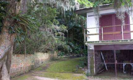 Vendo casa construída em meio a muito verde, natureza e acesso direto ao Guaíba, em Porto Alegre