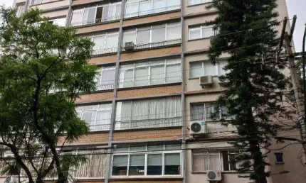 Vendo apartamento de três dormitórios na Dinarte Ribeiro esquina com Padre Chagas no Bairro Moinhos de Vento em Porto Alegre