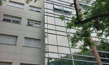 Vendo apartamento de três dormitórios no Bairro Petrópolis em Porto Alegre
