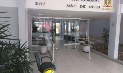 Em frente ao hospital Mãe de Deus na José de Alencar, sala a venda