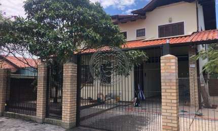 Casa com 4 quartos à venda no Carianos, Florianópolis  por R$ 1.700.000