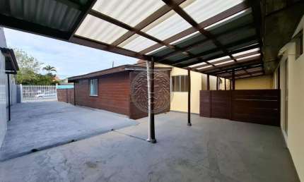 Casa com 2 quartos para alugar no Carianos, Florianópolis  por R$ 3.000