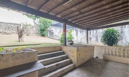Terreno com queda nos fundos – 10x24 - Potencial de construção de 320m2 - Perfeito para projetos com subsolo! Av. João Pessoa, Camilópolis.