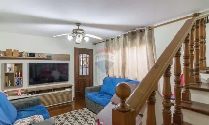 Belíssimo sobrado de 226 m², com edícula completa, 2 salas, lavabo, 3 dormitórios, sendo 1 suite máster com varanda, 2 vagas de garagem, churrasqueira