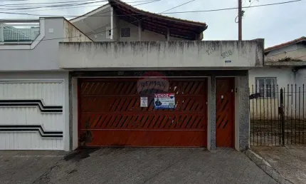 Belíssimo sobrado de 226 m², com edícula completa, 2 salas, lavabo, 3 dormitórios, sendo 1 suite máster com varanda, 2 vagas de garagem, churrasqueira