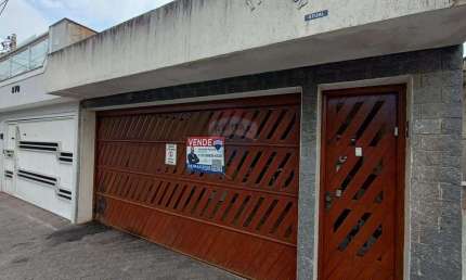 Belíssimo sobrado de 226 m², com edícula completa, 2 salas, lavabo, 3 dormitórios, sendo 1 suite máster com varanda, 2 vagas de garagem, churrasqueira