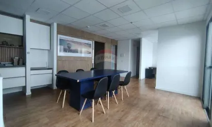 Salas integradas com total de 76,77 m², acabamento de alto padrão, decorada, com 3 salas, recepção, copa