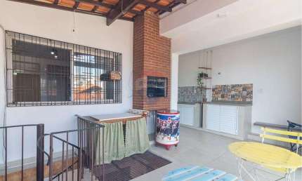 Casa ampla com 262 m² construídos – 4 dormitórios, suíte máster e espaço gourmet com churrasqueira