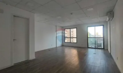 Sala comercial de 37,25 m² para locação, totalmente acabada e SEMI MOBILIADA com ótima localização no moderno Conjunto Cidade Viva Office.