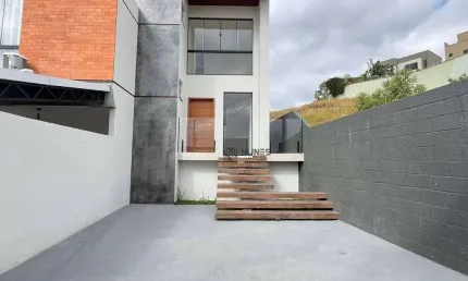 Casa com 3 dormitórios à venda, 105 m² por R$ 570.000 - Jardim São João - Juiz de Fora/MG