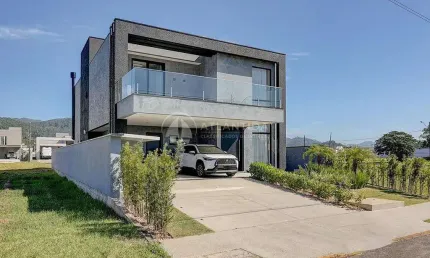 Casa alto padrão 3 suítes no condomínio Caledônia - Camboriú