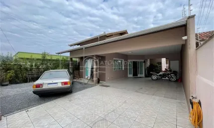 Casa térrea 3 dormitórios e piscina - Areias - Camboriú!
