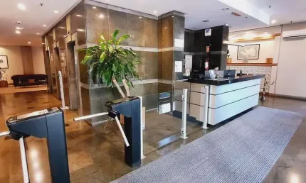 Sala comercial para alugar na rua doutor florêncio ygartua, 270, moinhos de vento, porto alegre por r$ 1.785
