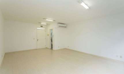 Sala comercial para alugar na Avenida Wenceslau Escobar, 1823, Tristeza, Porto Alegre por R$ 1.800