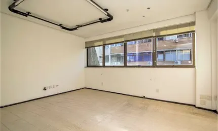 Sala comercial para alugar na Rua Doutor Flores, 263, Centro Histórico, Porto Alegre por R$ 1.074