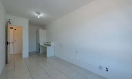 Sala comercial para alugar na Avenida Wenceslau Escobar, 1823, Tristeza, Porto Alegre por R$ 1.600