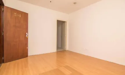 Sala comercial para alugar na Rua Doutor Flores, 263, Centro Histórico, Porto Alegre por R$ 2.217