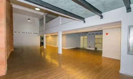 Prédio para alugar na Avenida Cristóvão Colombo, 2450, São João, Porto Alegre por R$ 45.000