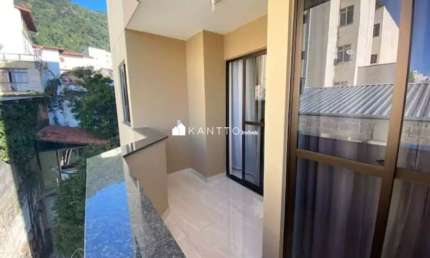 Apartamento 2 quartos, suíte e 1 vaga livre de garagem em plena Rua Perry em Juiz de Fora