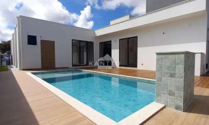 Casa linear com 3 suítes sendo uma master, piscina , portaria 24 horas no Residencial Alvim