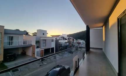 Casa 3 quartos sendo uma suite em condominio fechado.