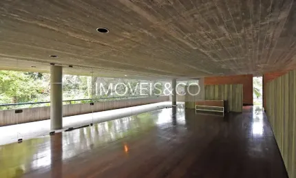 Imperdível casa de luxo com 4 quartos e 4 suítes na Cidade Jardim, São Paulo-SP: 976m², 3 salas, 4 vagas de garagem. Confira!