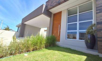 Casa 03 Dorm à venda no Bairro Bella Torres com 130 m² de área privativa - 2 vagas de garagem
