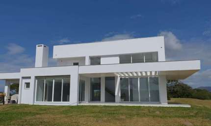 Casa 03 Dorm à venda no Bairro Estância do Meio com 300 m² de área privativa - 2 vagas de garagem
