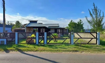 Casa 03 Dorm à venda no Bairro Praia Caravelle com 58 m² de área privativa - 1 vaga de garagem