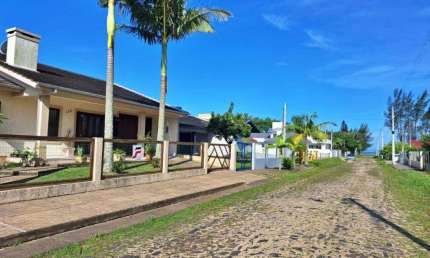 Casa 03 Dorm à venda no Bairro Bella Torres com 220 m² de área privativa - 1 vaga de garagem