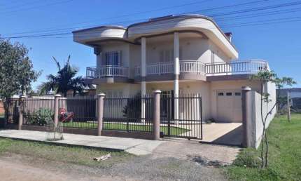 Casa 03 Dorm à venda no Bairro Igra Sul com 300 m² de área privativa - 2 vagas de garagem