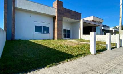 Casa 03 Dorm à venda no Bairro Xangri-lá dos Mares com 130 m² de área privativa - 2 vagas de garagem