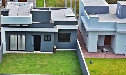 Casa 03 Dorm à venda no Bairro Praia Caravelle com 107 m² de área privativa - 2 vagas de garagem